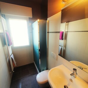 Dusche, Haartrockner, Bidet, Handtücher