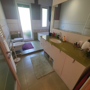 Douche, sèche-cheveux, bidet, serviettes fournies