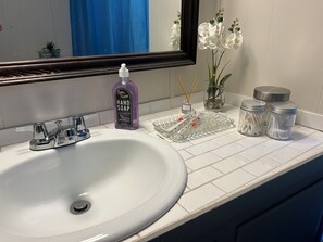 Miljøvennlige toalettsaker, hårføner, håndklær og såpe