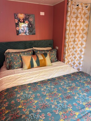 2 bedrooms, iron/ironing board, free WiFi, bed sheets - Artful Asheville Oasis ~ Private Hot Tub, Fire Pit, Peaceful Wooded Stay (Swannanoa)