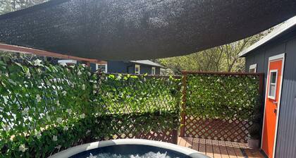 Artful Asheville Oasis ~ Private Hot Tub, Fire Pit, Peaceful Wooded Stay