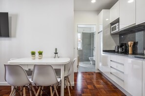 Kühlschrank, Mikrowelle, Wasserkocher mit Kaffee-/Teezubehör