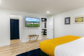 4 室のベッドルーム、デスク、アイロン / アイロン台、旅行用ベビーベッド