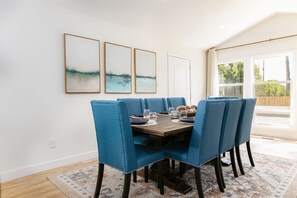 Dining - 1 Mi. to Notre Dame, Irish Pub, Hot Tub, 4800sq ft (South Bend)