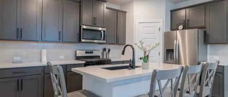 Kylskåp, mikrovågsugn, ugn och spishäll