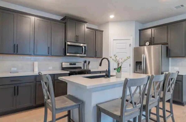 Fridge, microwave, oven, stovetop - 4BR/3.5BH Private Pool: 5M Airport, F1 & 2-Story (Austin)