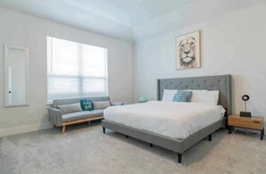 4 bedrooms, desk, iron/ironing board, travel cot - 4BR/3.5BH Private Pool: 5M Airport, F1 & 2-Story (Austin)