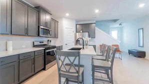 Coffee/tea maker, fridge, microwave, oven - 4BR/3.5BH Private Pool: 5M Airport, F1 & 2-Story (Austin)