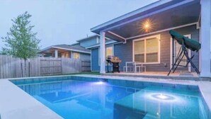 A residential swimming pool with a covered patio area and a barbecue grill. - 4BR/3.5BH Private Pool: 5M Airport, F1 & 2-Story (Austin)