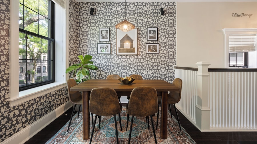 Wrigleyville Suites
