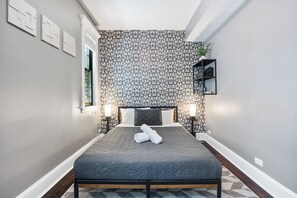 Premium bedding, down duvets, memory-foam beds, individually decorated - Wrigleyville Suites (Chicago)