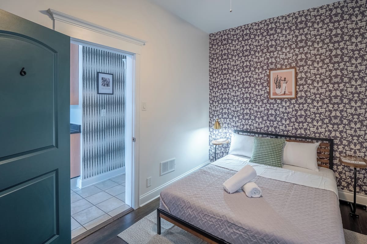 1 bedroom, premium bedding, down comforters, memory foam beds