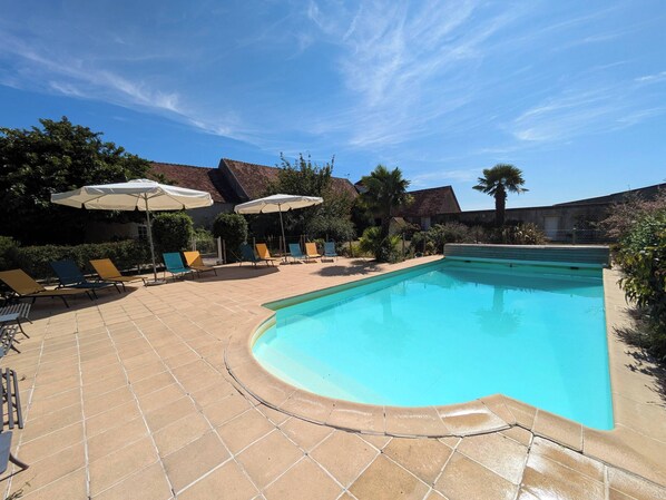 Außenpool (je nach Saison geöffnet), Sonnenschirme, Liegestühle