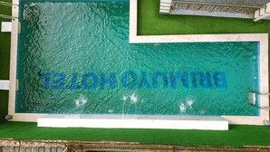 Una piscina con la palabra "BUNGALOW" escrita en el agua.