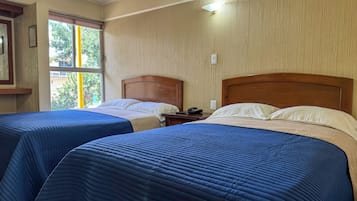 Habitación estándar, 2 camas Queen size | Decoración personalizada, muebles diferentes y escritorio