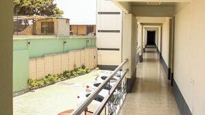 A long, narrow corridor with a balcony on one side. - Hotel Virginia (Oaxaca)