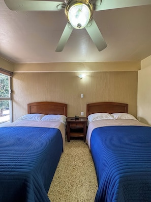 Standardzimmer, 2 Queen-Betten | Individuell dekoriert, individuell eingerichtet, Schreibtisch