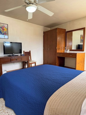 Quarto standard | Individualmente decorados, individualmente mobiliados, escrivaninha
