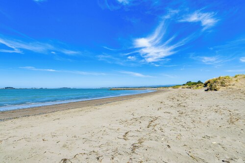 Peaceful Eureka Beach Cottage w/ 30-Foot Dock
