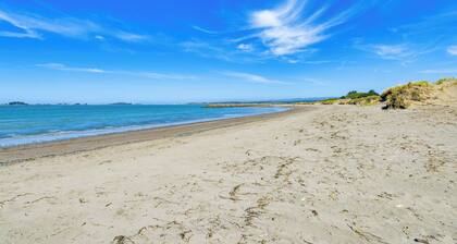 Peaceful Eureka Beach Cottage w/ 30-Foot Dock