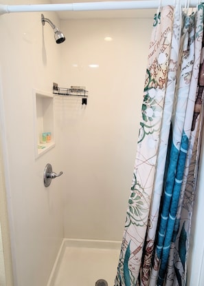 Regadera, toallas, jabón, shampoo