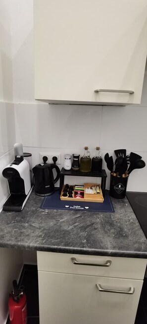 Ofen, Herdplatte, Wasserkocher mit Kaffee-/Teezubehör, Wasserkocher