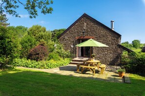 Outdoor dining - Mill Tower - Handsome upside down home - @ The Home Away South  (Ilfracombe)