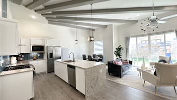 雪櫃、微波爐、焗爐、爐具