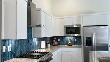 雪櫃、微波爐、焗爐、爐具