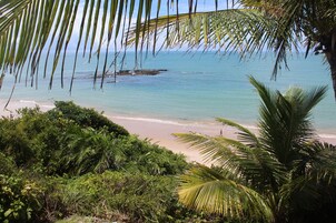 En la playa, arena blanca