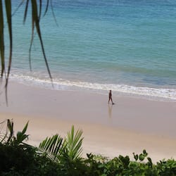 En la playa y playa de arena blanca