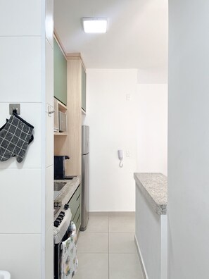 Apartment | Private kitchen | Coffee/tea maker, microwave, blender, cookware/dishes/utensils - Residencial Saint Barth (Ubatuba)