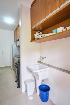 Apartment | Private kitchen | Coffee/tea maker, microwave, blender, cookware/dishes/utensils - Residencial Saint Barth (Ubatuba)