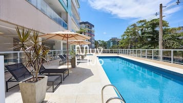 Una piscina techada, una piscina al aire libre