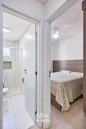 Appartement | Salle de bain | Douche, serviettes fournies