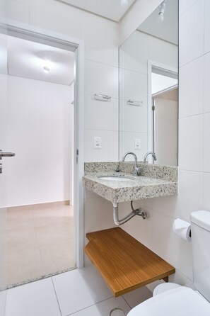 Apartment | Badezimmer | Dusche, Handtücher