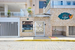 Un edificio con fachada de piedra, una reja de metal y un letrero que dice St. Barth Residence.