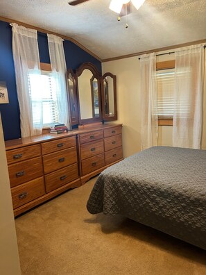 3 bedrooms, WiFi, bed sheets - 3Bedroom, 2 Bath Cabin Located in Sturgis South Dakota just minutes from Downtown Sturgis (Sturgis)