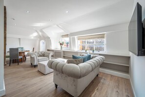 Apartamento Deluxe | Zona de estar | Televisión LCD de 40 pulgadas con canales digitales