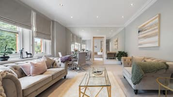 Apartamento clássico | Área de estar | TV LCD 40 polegadas com canais digitais