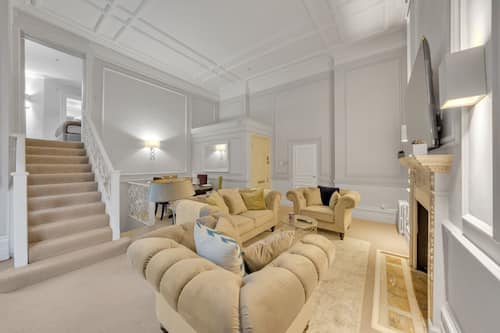 Appartement supérieur | Aire de séjour | Téléviseur ACL de 40 po avec télévision numérique