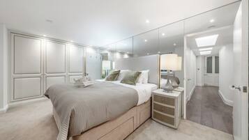 Apartamento real | Cofres nos quartos, espaço de trabalho para notebook