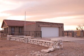 Exterior - Cozy Adobe Summary:<br>O (Pahrump)