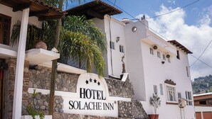 A building with a sign that reads "HOTEL SOLACHE INN". - HOTEL SOLACHE INN (Zitácuaro)