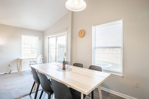 VILLA VERBENA - Sleek 3 BD in Pekin