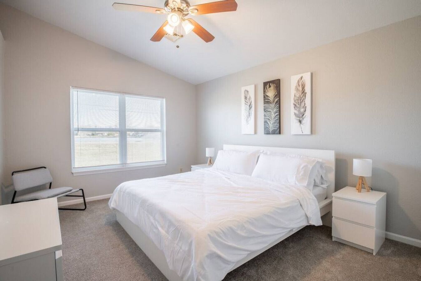 3 quartos, escrivaninha, ferros/tábuas de passar roupa