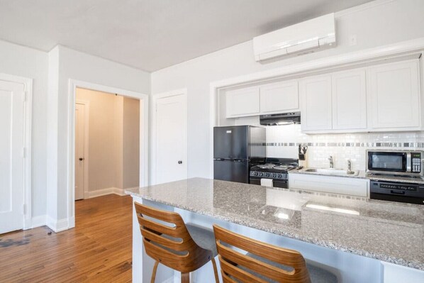 Réfrigérateur, four à micro-ondes, un four, surface de cuisson