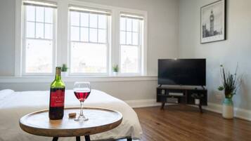 1 slaapkamer, een bureau, een strijkplank/strijkijzer, wifi