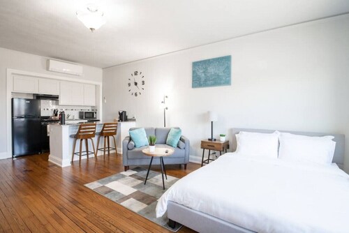 CITY VIBES - Modern Suite in the heart of Downtown