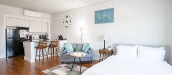 CITY VIBES - Modern Suite in the heart of Downtown
